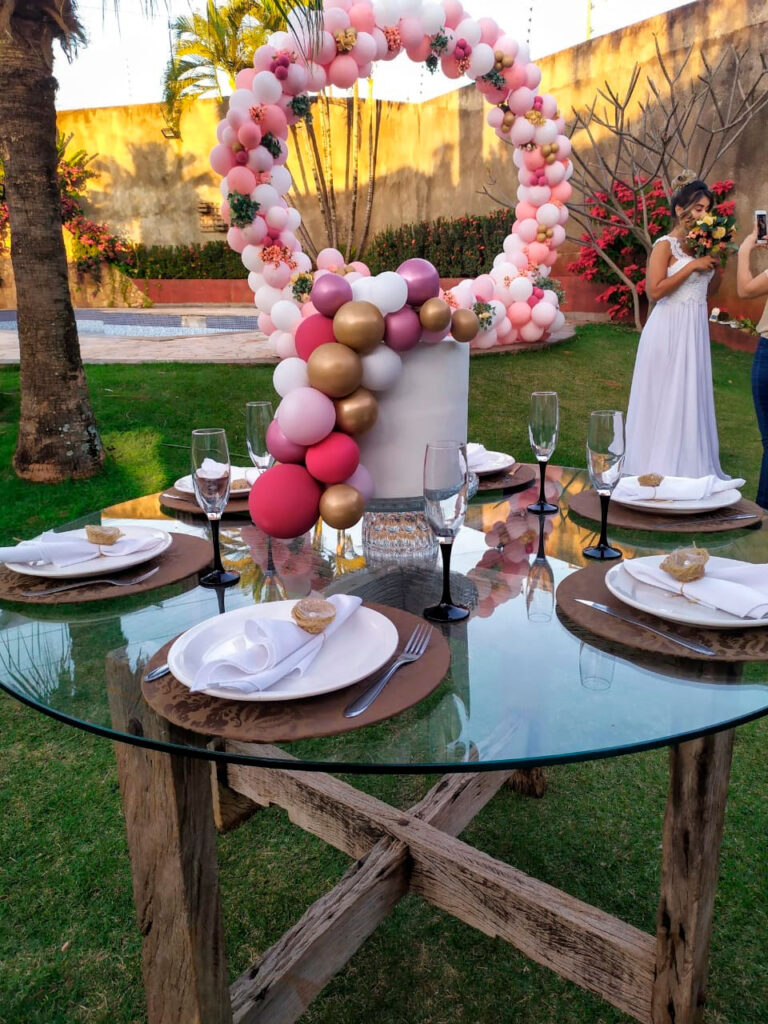 Decorações de festa para casamento: balões na mesa dos convidados