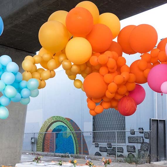 Decoração com balão: arco desconstruído suspenso no teto