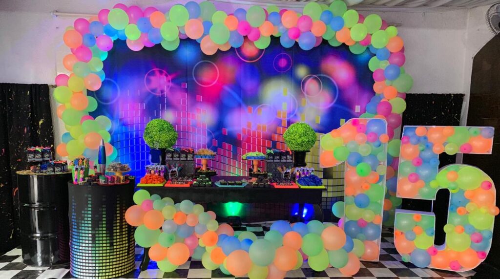 Tema neon para festa de 15 anos