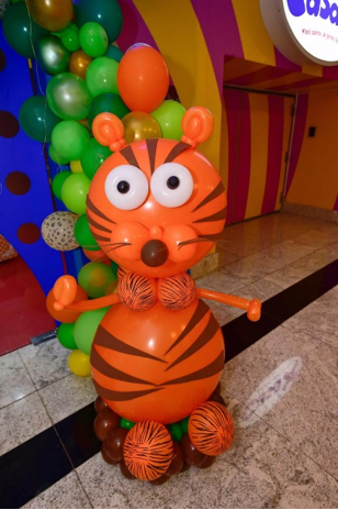 Enfeites de aniversário com balões fáceis de fazer (tigre de balões)