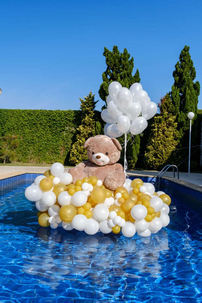 Decoração de balões com urso na piscina para temas de aniversário 1 ano.