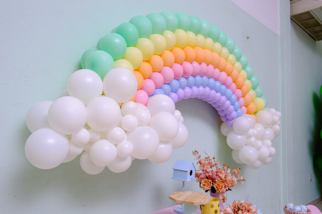 Arco íris de balões candy colors para decoração de festa, inclusive para temas de festa 1 ano.