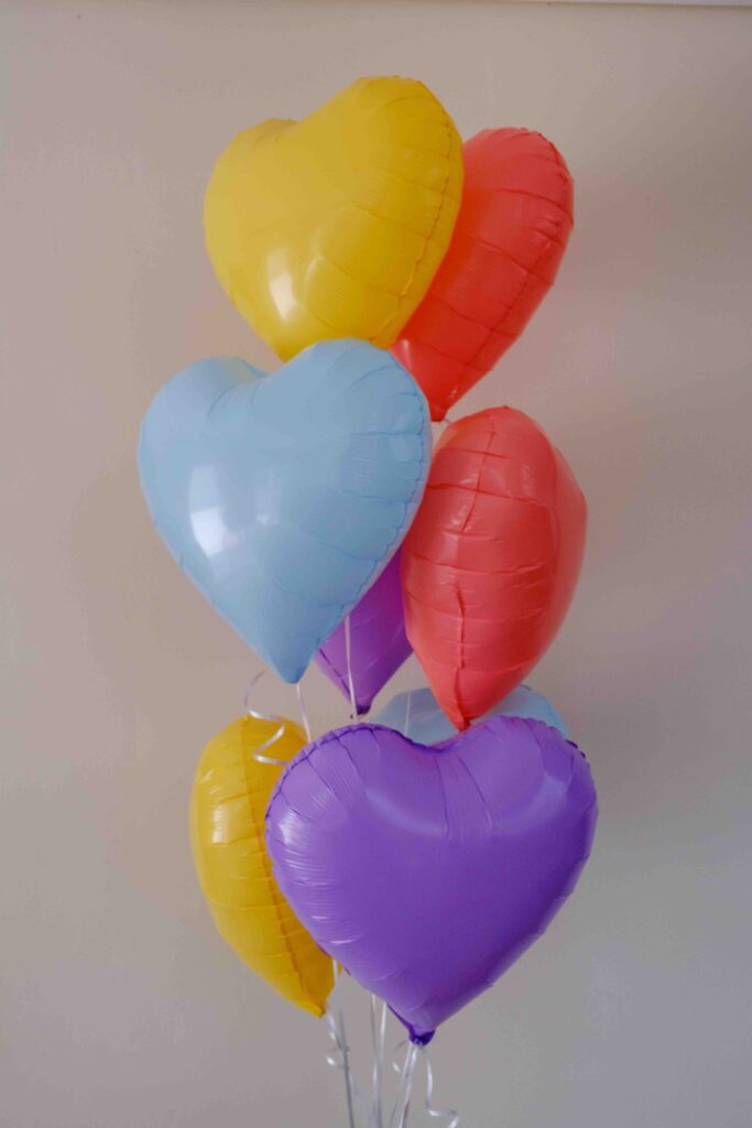Balões de festa: arranjo de corações