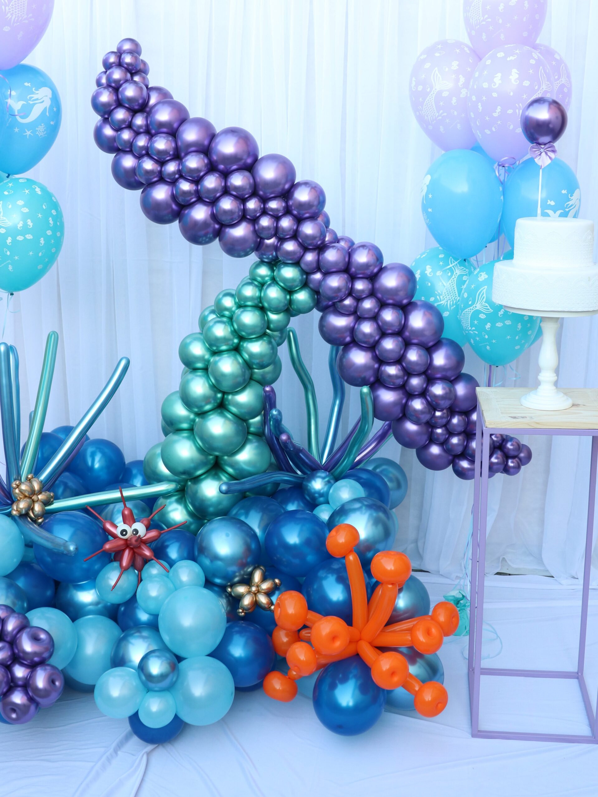 Temas de aniversário 1 ano: fundo do mar. Cauda de sereia feita de balões metalizados.