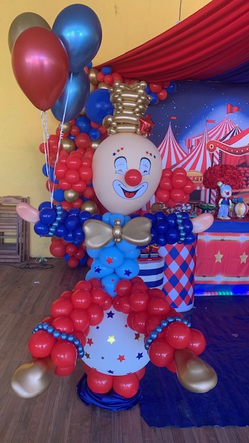 Decoração do primeiro aniversário da menina lindo bolo amarelo