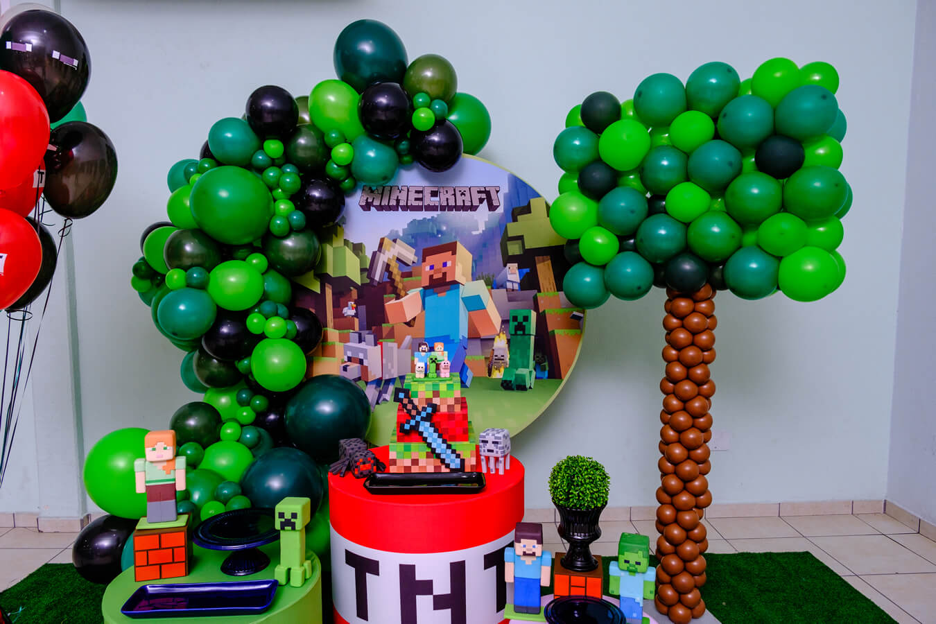 34 peças Balões de Minecraft Kit 12 Balões coloridos de látex com  bandeiras e placas de bolo crianças Pixel Jogos Decorações temáticas de  festa de aniversário