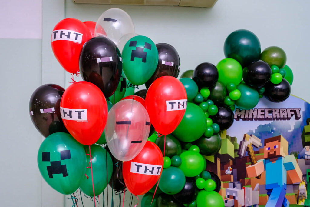 34 peças Balões de Minecraft Kit 12 Balões coloridos de látex com  bandeiras e placas de bolo crianças Pixel Jogos Decorações temáticas de  festa de aniversário
