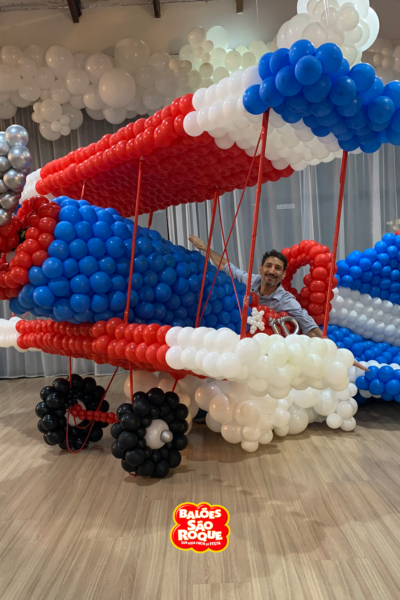 Escultura de Avião com Balões