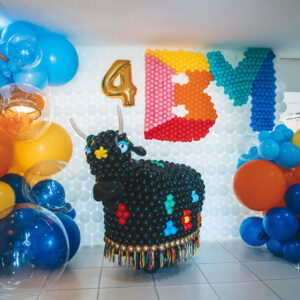 Decoração com Escultura de Boi-Bumbá