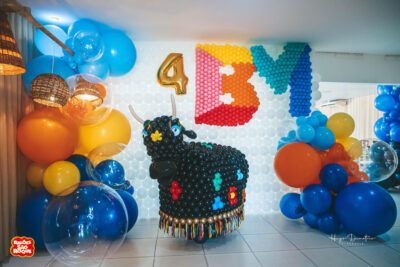 Decoração com Escultura de Boi-Bumbá