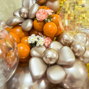 Combinação Marfim Pérola + Laranja Mandarim perfeita para festas adultas com estilo