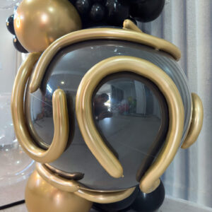 Arco Orgânico Preto & Dourado: Sofisticação em Cada Detalhe